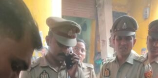 गोरखपुर में नकली फिनायल का भंडाफोड़, खूनीपुर की दुकान से 21 बोतलें जब्त।