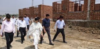 डीएम ने रोहनिया में छात्रावास निर्माण का लिया जायजा।