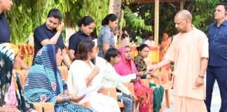 सीएम योगी का जनता दर्शन, फरियादियों की समस्याओं का त्वरित समाधान।