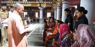 योगी आदित्यनाथ का जनता दर्शन: गोरखनाथ मंदिर में सुनीं पीड़ितों की फरियाद, त्वरित कार्रवाई के निर्देश