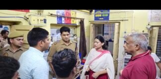 रायबरेली: सड़क दुर्घटना के घायलों की सुध लेने देर रात जिला अस्पताल पहुंचे डीएम-एसपी ।