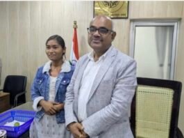 डीएम की दरियादिली: देवांशी के UPSC सपनों को मिला सहारा।