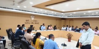 डीएम की अध्यक्षता में बाढ़ तैयारियों की समीक्षा, राहत शिविरों के लिए दिए कड़े निर्देश।