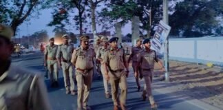 धनघटा में पुलिस की पैदल गश्त, जनता को सुरक्षा का भरोसा।