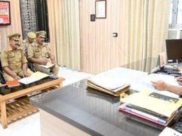 डीआईजी बस्ती की साइबर थाना प्रभारियों संग गोष्ठी।