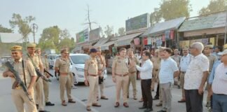 यातायात सुधार के लिए एसएसपी का फ्लैग मार्च, जाममुक्त शहर का संकल्प।