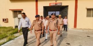 डीएम और पुलिस अधीक्षक ने जिला कारागार का किया औचक निरीक्षण।