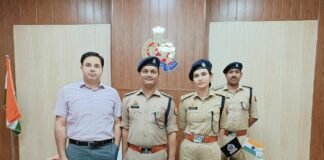 प्रशिक्षणाधीन डीएसपी राजीव कुमार सिंह का स्टार लगाकर सम्मान।