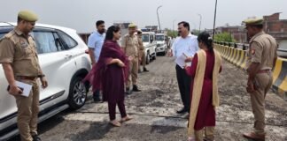 डीएम ने किया ईवीएम वेयरहाउस, सड़क और रेलवे ओवरब्रिज का निरीक्षण