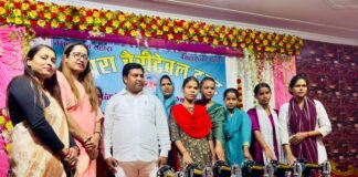 बेटियों को आत्मनिर्भर बनाने की अनूठी पहल, सिलाई मशीनें वितरित।