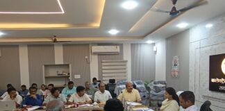 डीएम की सख्ती: स्वास्थ्य सेवाओं में लापरवाही पर होगी कार्रवाई।