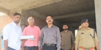 डीएम ने हैंसर बाजार में निर्माण कार्यों का लिया जायजा, दिए निर्देश
