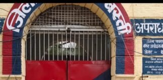 डीएम-एसपी का जेल निरीक्षण, कैदियों से सुनी समस्याएं।