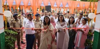 मंडलायुक्त ने खोला एमडीएम शेड, बांटी पठन सामग्री, अमृत सरोवर का लिया जायजा।