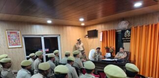 एसएसपी राजकरण नैयर का कैम्पियरगंज थाने पर औचक निरीक्षण।