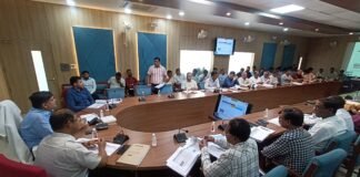 मंडलायुक्त ने की विकास कार्यों की समीक्षा।