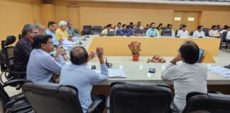 डीएम ने जिला स्वास्थ्य समिति की बैठक में दिए आभा आईडी और आयुष्मान कार्ड पर जोर।