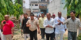 पंचपोखरी में डॉ. उदय प्रताप चतुर्वेदी व बलराम यादव ने दी श्रद्धांजलि।