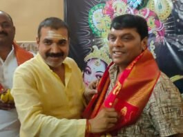 श्रीमद् भागवत कथा के समापन पर डॉ. उदय प्रताप चतुर्वेदी व बलराम यादव ने लिया आशीर्वाद।