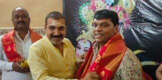 श्रीमद् भागवत कथा के समापन पर डॉ. उदय प्रताप चतुर्वेदी व बलराम यादव ने लिया आशीर्वाद।