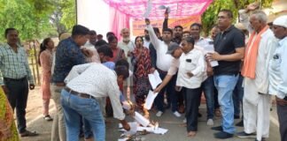 बिजली कर्मचारियों का आक्रोश: पावर कॉरपोरेशन के तानाशाही आदेश की प्रतियां जली, चेयरमैन की बर्खास्तगी की मांग।