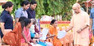 योगी का जनता दरबार: गोरखनाथ मंदिर में सुनी फरियाद, दिए त्वरित समाधान के निर्देश।