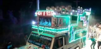 शादी में जाति विशेष गाना न बजाने पर डीजे संचालक की पिटाई, मशीन तोड़ी।