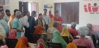 नोडल अधिकारी ने की ग्राम चौपाल और पीएचसी निरीक्षण