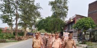 गीडा में पुलिस का फ्लैग मार्च, सुरक्षा का दिया भरोसा.