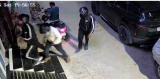 गोरखपुर में 20 मिनट में 45 लाख की चोरी, CCTV में कैद हेलमेटधारी चोर।