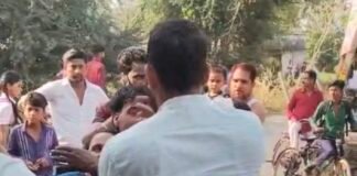 संतकबीरनगर में नारे पर बवाल, युवक की पिटाई का वीडियो वायरल।