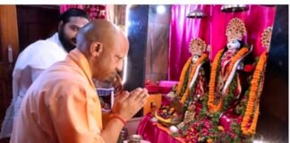 सीएम योगी ने श्रीरामजानकी हनुमान मंदिर के स्थापना दिवस पर की पूजा-अर्चना।