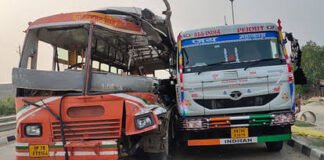 रोडवेज बस की ट्रेलर से टक्कर, एक महिला की मौत, पांच घायल।