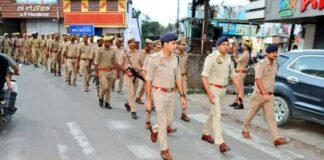 गोंडा में गंगा दशहरा और बकरीद के लिए पुलिस सजग, पैदल गश्त कर लिया सुरक्षा का जायजा।