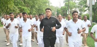 पुलिस अधीक्षक ने रिक्रूट आरक्षियों के साथ लगाई 5 किमी दौड़, आयोजित की प्रेरक प्रतियोगिता।