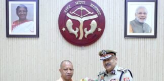 मुख्यमंत्री योगी से नवनियुक्त कार्यवाहक डीजीपी राजीव कृष्णा की मुलाकात ।