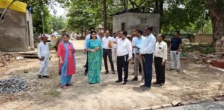 जिलाधिकारी ने मुंशीगंज शहीद स्मारक सौंदर्यकरण का लिया