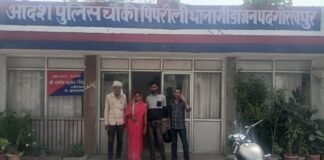 गोरखपुर पुलिस की मुस्तैदी: रेलवे ट्रैक पर युवक की आत्महत्या रोकी, जान बचाई।