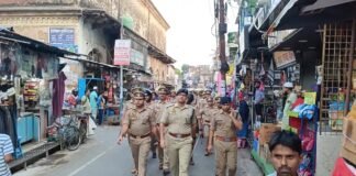 बकरीद की तैयारियां: गोरखपुर में एसपी सिटी ने तिवारीपुर में निकाला फ्लैग मार्च।