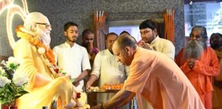 मुख्यमंत्री योगी आदित्यनाथ ने गोरखनाथ मंदिर में लिया गुरु का आशीर्वाद।