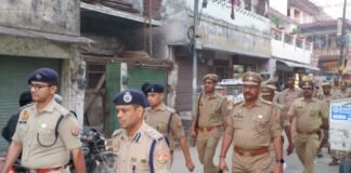 डीआईजी ने गोरखपुर में पैदल गश्त कर दिलाया सुरक्षा का भरोसा।।