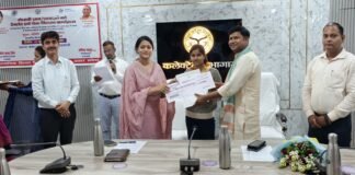 मेधावी छात्रों का सम्मान: टैबलेट, मेडल और चेक वितरित