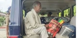 आत्मदाह की कोशिश नाकाम, पुलिस ने बचाई जान।