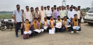 देवीपुर दुर्गापुर के 8 युवाओं को सीएम योगी ने सौंपा नियुक्ति पत्र, गांव में जश्न।