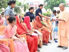 सीएम योगी का जनता दर्शन: हर नागरिक की सेवा-सुरक्षा प्राथमिकता, भू-माफियाओं पर सख्ती।