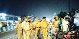 एसपी नॉर्थ ने नौसढ़ में की पैदल गश्त, व्यापारियों को दिलाया सुरक्षा का भरोसा।