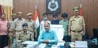 चलती ट्रेन से मोबाइल लूटने वाले तीन बदमाश गिरफ्तार।