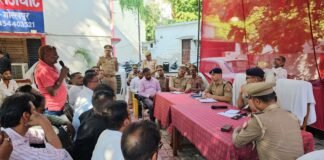 मोहर्रम जुलूस को शांतिपूर्ण संपन्न कराने के लिए राजघाट थाने में पीस मीटिंग, एसपी सिटी ने दिए गाइडलाइंस पालन के निर्देश.