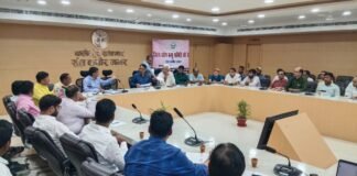 डीएम की अध्यक्षता में संतकबीरनगर में उद्योग बंधु, निर्यात प्रोत्साहन और पीएम विश्वकर्मा योजना की समीक्षा बैठक।