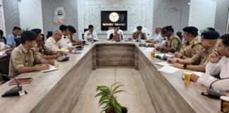 डीएम की अध्यक्षता में सेंट्रल पीस कमेटी की बैठक, त्योहारों को शांतिपूर्ण मनाने पर जोर.